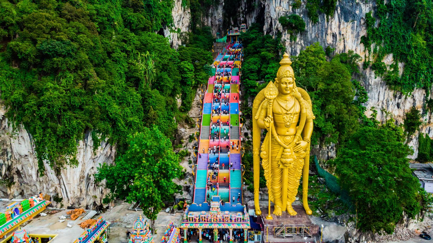 Beundra de färgstarka trapporna vid Batu Caves