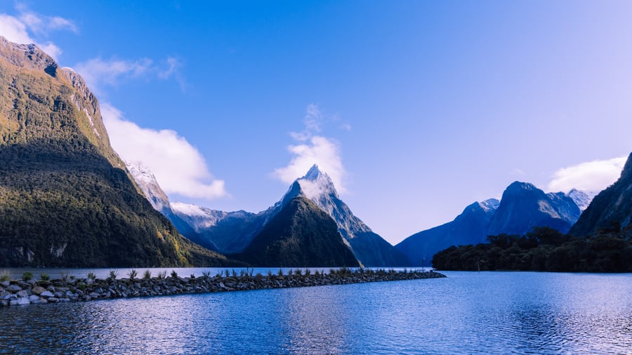 Idylliska Milford Sound i Nya Zeeland