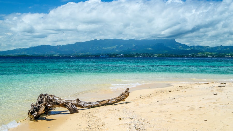 Njut av sandstranden på tropiska ön Fiji