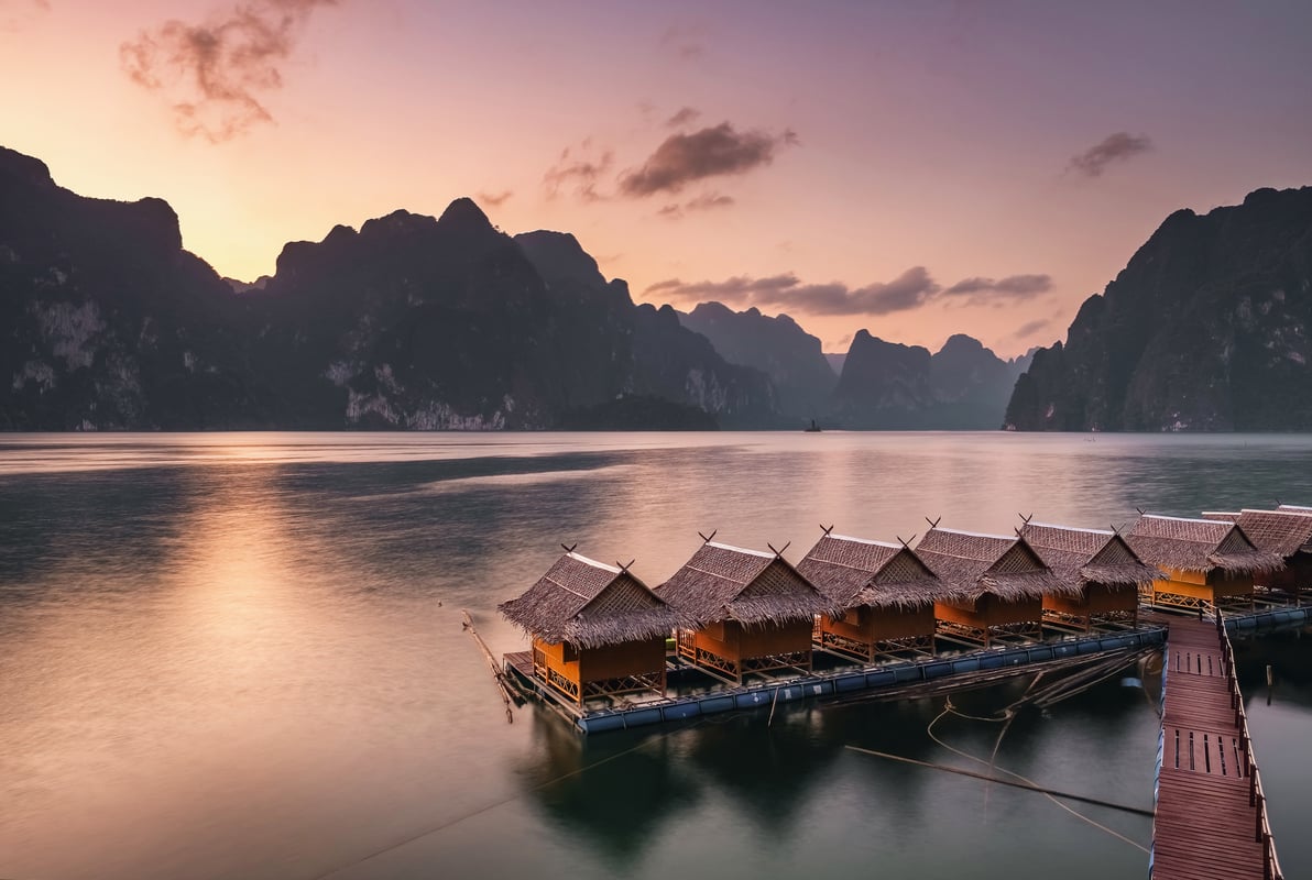 Bo i flytande bungalows i vackra Khao Sok