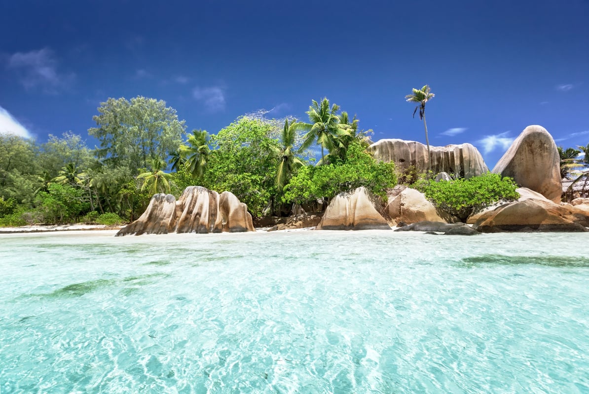 Besøg billedskønne øer som La Digue i Seychellerne