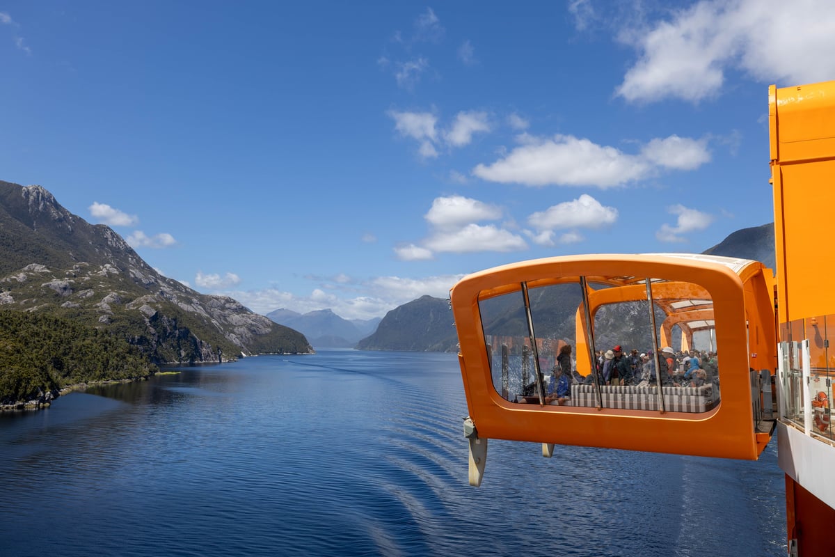 På vej gennem Doubtful Sound i New Zealand