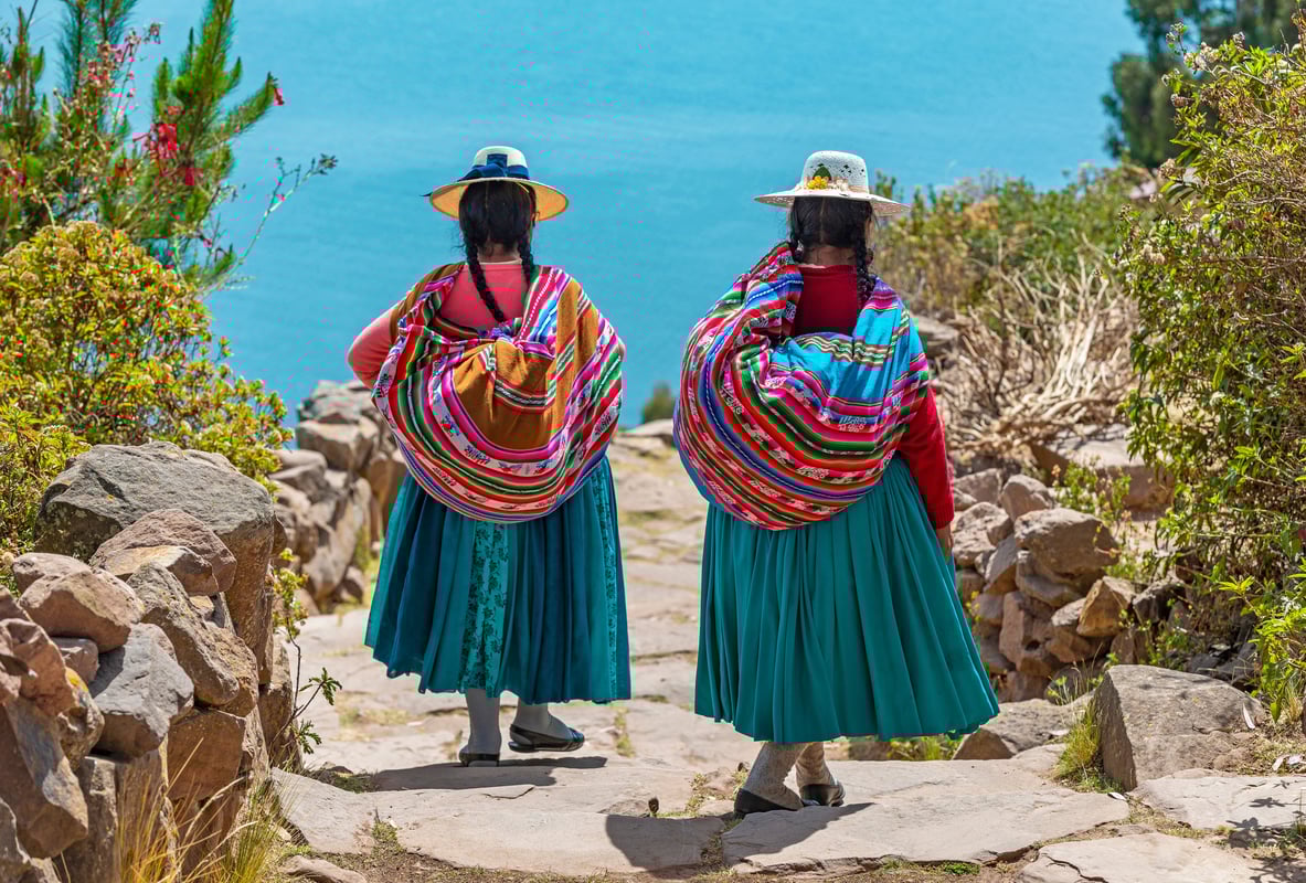 Traditionelle quechua-kvinder ved Titicaca-søen