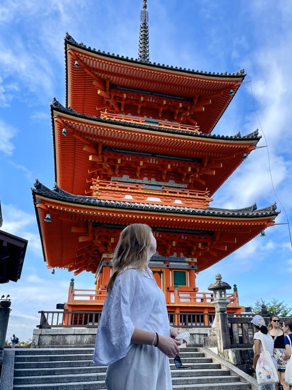 Besök ikoniska Sensoji i Asakusa