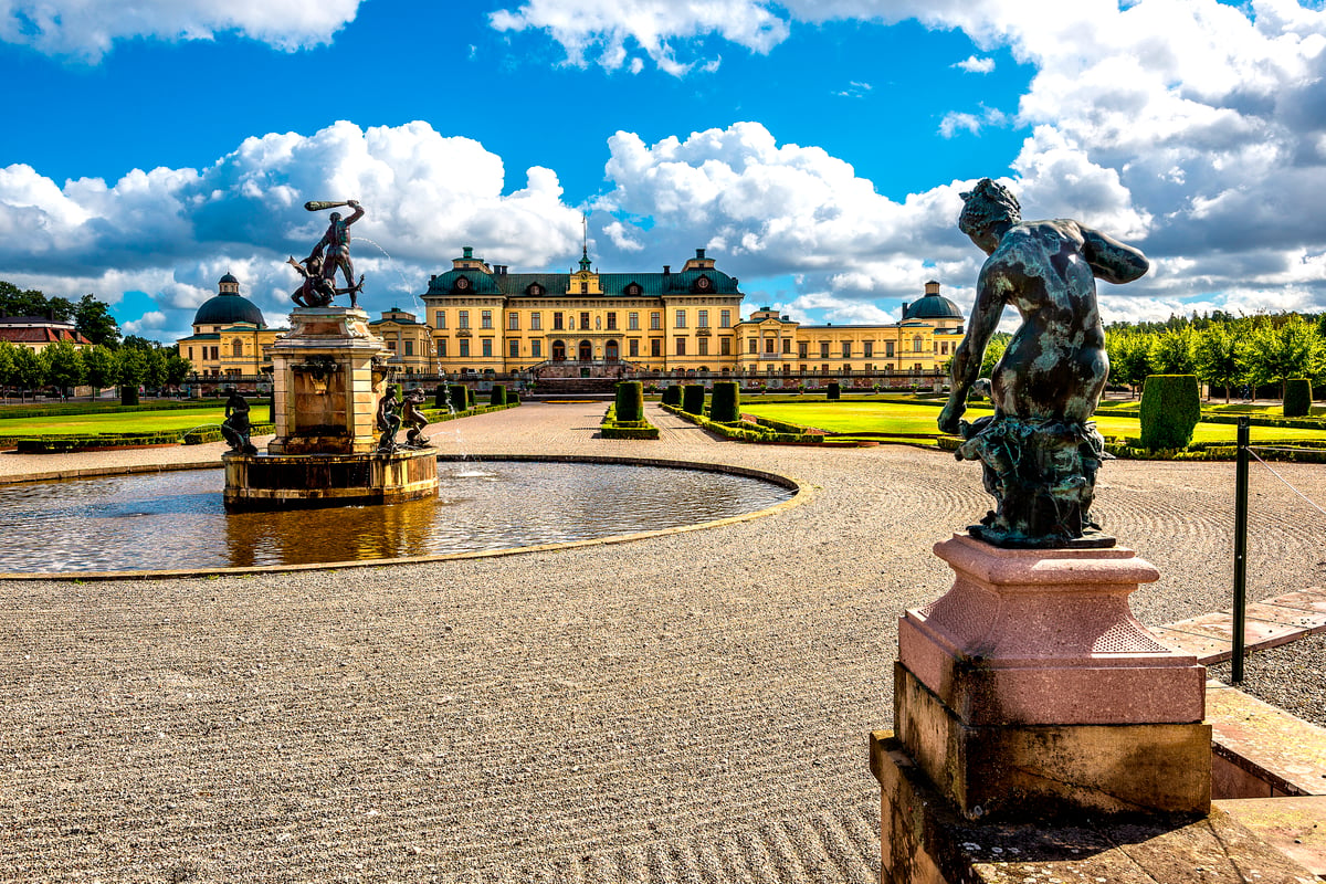 Drottningholm Slot ligger smukt ved Mälarens bred