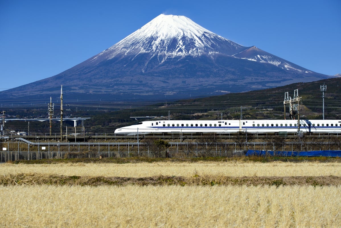 På strækningen mellem Kyoto og Tokyo passerer Shinkansen Mount Fuji