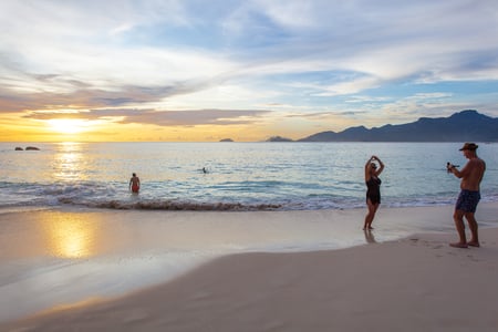 Njut av solnedgången vid stranden