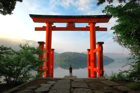 Den berömda röda torii-porten, Hakone-helgedomen