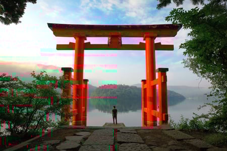 Den berømte røde torii-port ved Hakone-helligdommen