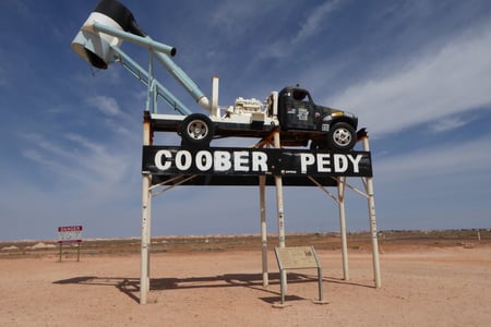 Upptäck Coober Pedy, känt för sina opalgruvor.