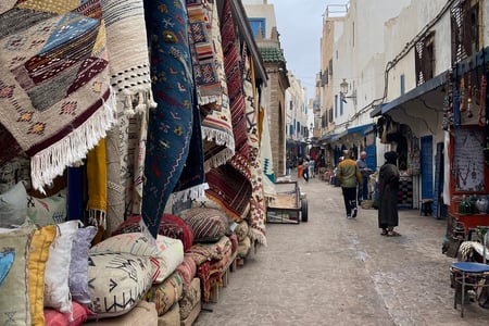 Strosa genom Marrakeshs färgstarka souker