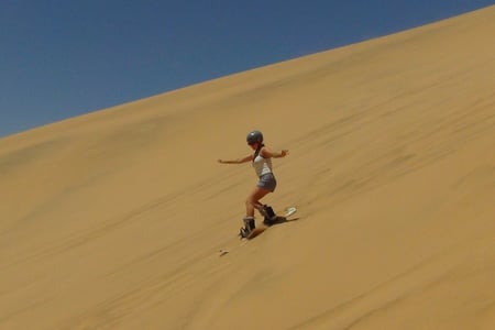 Testa sandboarding i Namiböknen.