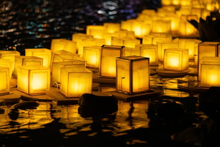 Lanterner på floden i Hoi An i Vietnam