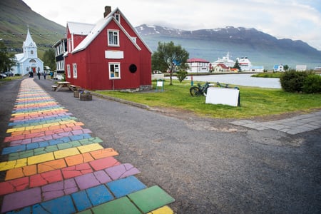 Fargerike Seydisfjordur i det østlige Island
