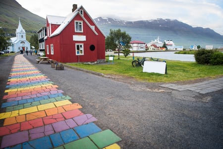 Farverige Seydisfjordur i det østlige Island