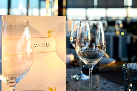 Nyd et glas vin i bistroen på Porto Mirante