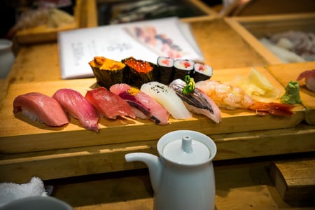 Njut av nylagad sushi