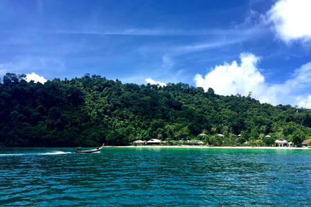 Stranden vid Thanya Beach