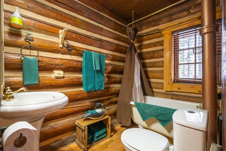 Badeværelse på Storm Mountain Lodge Cabins