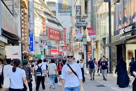 Strosa genom Tokyos populära kvarter