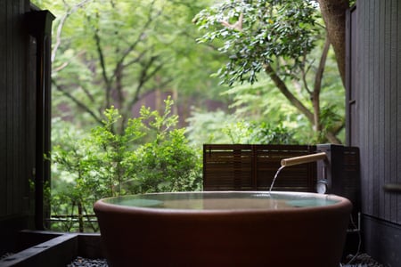 En ryokan med traditionella japanska onsen