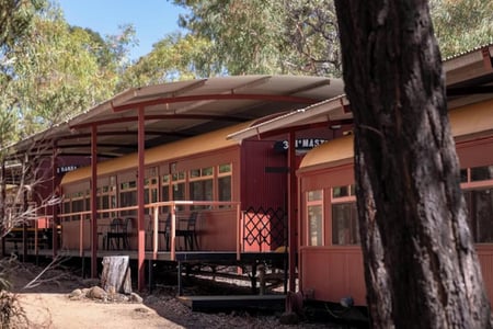 Bo i historiske togvogne midt i outbacken