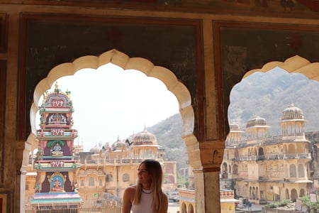 Explore beautiful buildings. 