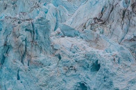 Glid förb majestätiskai glaciärväggar.