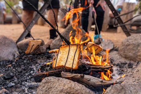 Morgenmad tilberedt over bål