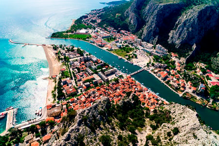 Historiske Omiš ved Cetinaflodens udløb