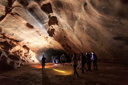 Vandring till klippgrotta vid Elephant Hills