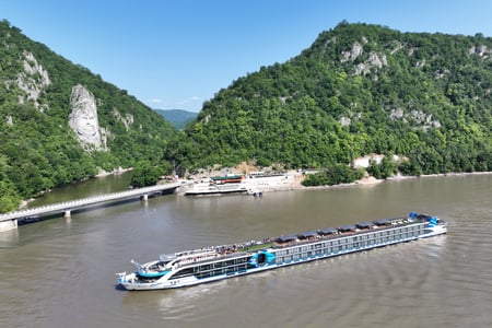 VIVA Cruise skib ved Jernporten 