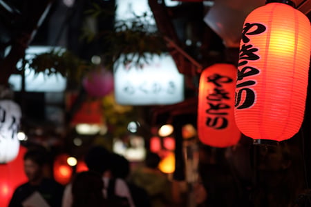 Lanterner i Tokyos aftenstemning