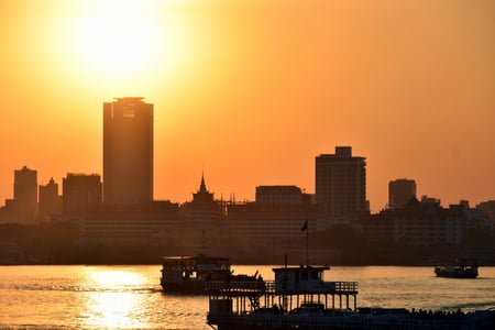Solnedgång över Phnom Penhs skyline
