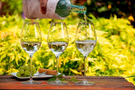 Friskt vin i grönskande miljö