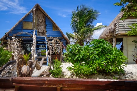 Traditionel tropisk hytte på stranden i Moorea