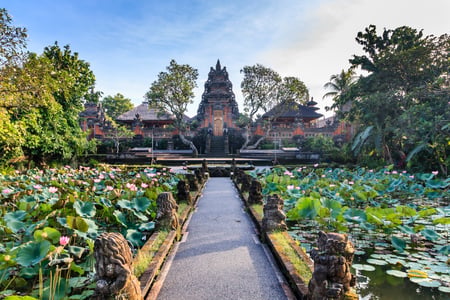 Saraswati-templet i Ubud med lotusdamm