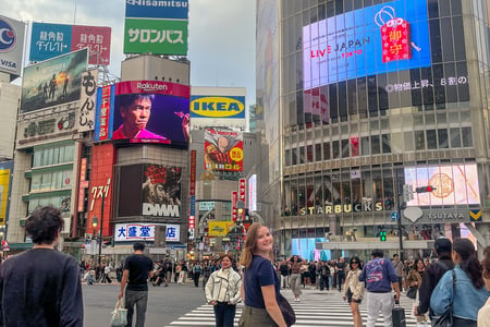 Mitt i pulsen vid Shibuya Crossing