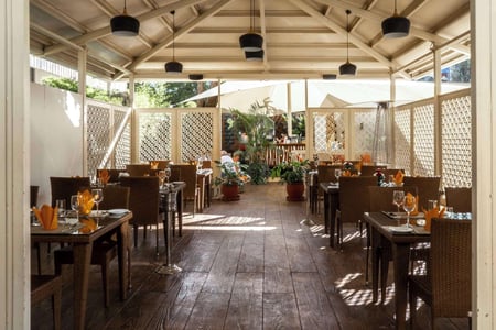 Du kan sidde udenfor i restauranten