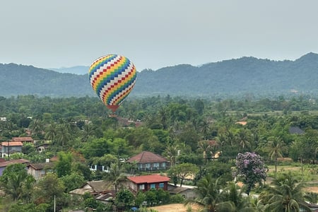 I Vang Vieng er det billigt at flyve i luftballon