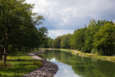 Rolig kanal og smuk svensk natur