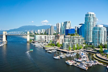 Havnen i Vancouver med Burrard Bridge