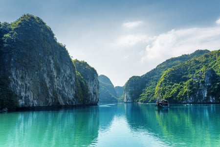 Sejl blandt kalkstensøer og grotter i Halong Bay
