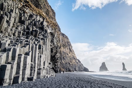 Reynisfjara med steinsøyler og sort sand