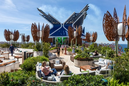 Slap af i Rooftop Garden ombord på Celebrity Edgeq