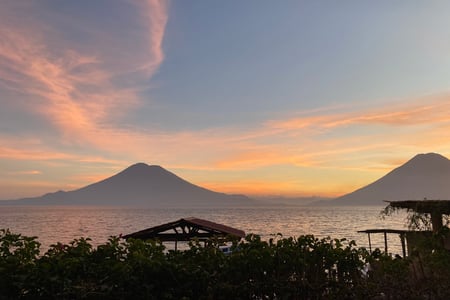 Njut av Guatemalas vackra vulkaner och sjöar