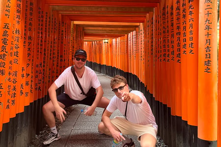 Vandra genom den berömda Fushimi Inari