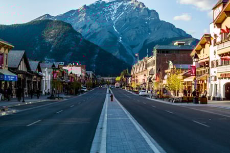 Besøg charmerende byer som Banff, Canada