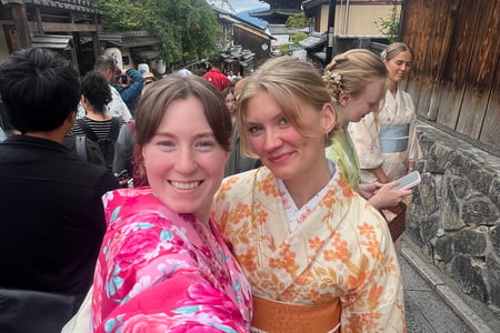 Åk på en kompisresa till Japan.