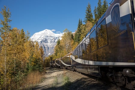 Rocky Mountaineer med Mount Robson i baggrunden